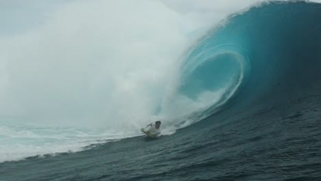 El-Cuerpo-Del-Hombre-Surfeando-Un-Barril-Perfecto-En-Teahupoo,-Polinesia-Francesa,-Tahití.